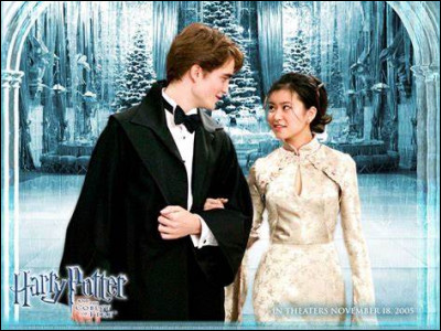 Comment s'appelle la jeune fille aux cheveux noirs ?