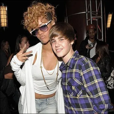 A qui Rihanna a-t-elle fait un bisou ?