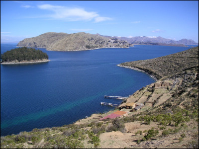 Entre quel et quel pays d'Amérique du Sud se trouve le lac Titicaca ?
