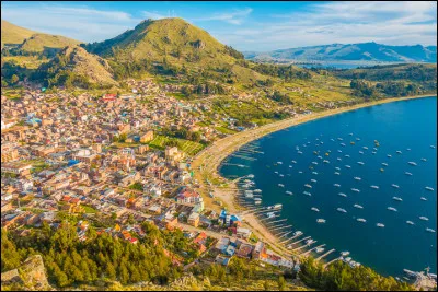 Comment ce nomme cette ville bolivienne d'environ 6 000 habitants qui se situe sur les rives du lac ?