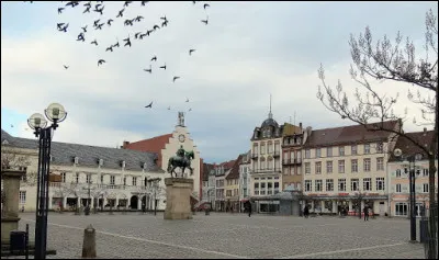 Ville allemande de 46 000 habitants, située dans le land de Rhénanie-Palatinat, longtemps revendiquée par la France :