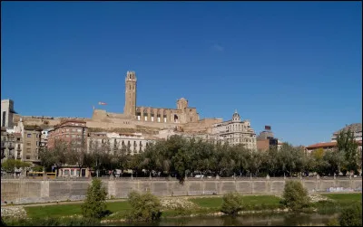 Ville espagnole de 135 000 habitants, située dans une région semi montagneuse de l'ouest de la Catalogne :
