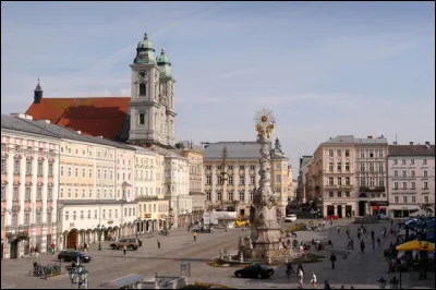 Grande ville autrichienne bordée par le Danube :
