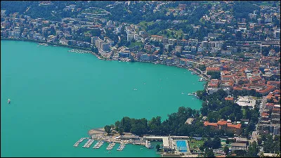 Ville suisse de 60 000 habitants, située dans le canton du Tessin, centre touristique et place financière :
