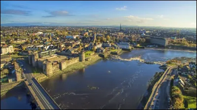 Ville d'Irlande, la 3e du pays avec 95 000 habitants, située dans l'ouest de l'île, bordée par le fleuve Shannon :