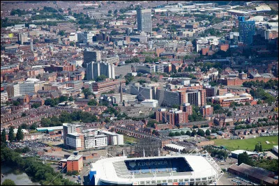 Ville anglaise de 300 000 habitants, située dans les Midlands :