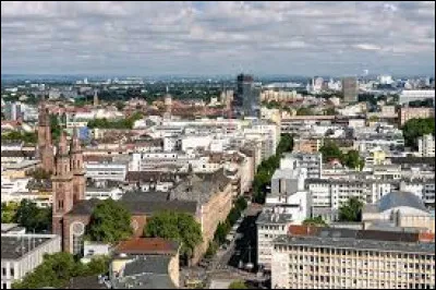 Ville allemande de 170 000 habitants, séparée de Mannheim par le Rhin, berceau de la grande entreprise chimique BASF dont le site s'étend au nord de la ville :