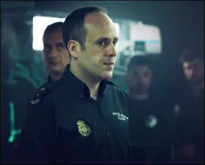 Comment le professeur montre-t-il à Raquel qu'il sait qu'elle est en vie ?