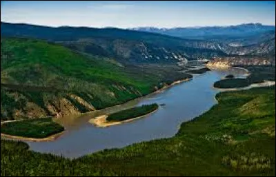 Dawson est-elle une ville traversée par le Yukon ?
