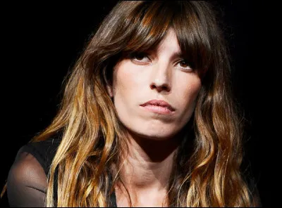 ''Nana'' est un téléfilm français en 2 parties, réalisé par Édouard Molinaro en 2001, avec Lou Doillon, de qui cette dernière est-elle la fille ?
