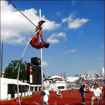 Quelle athl&egrave;te, triple championne du monde et double championne olympique, d&eacute;tient le record du monde de saut &agrave; la perche ?