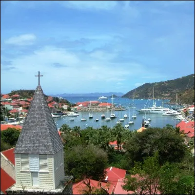 Quelle collectivit&eacute; fran&ccedil;aise d'outre-mer a pour chef-lieu Gustavia ?