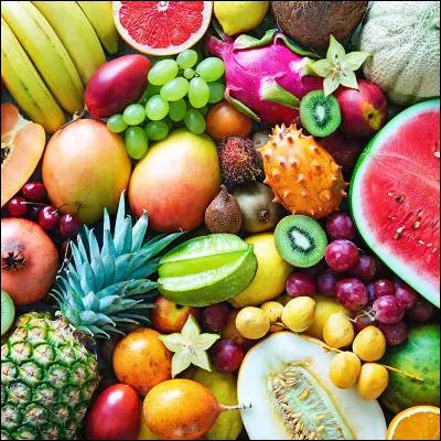 Quel fruit tropical, dont le nom signifie &eacute;tymologiquement "parfum des parfums", a &eacute;t&eacute; popularis&eacute; en Europe par les N&eacute;erlandais au XVIIe si&egrave;cle ?