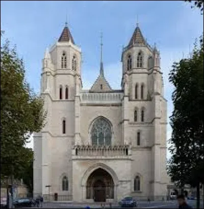 À Dijon, on trouve la Cathédrale Saint-Bénigne.
