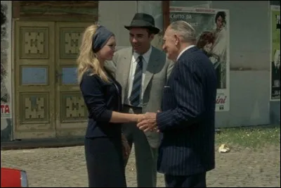 Jean-Luc Godard fait tourner Fritz Lang dans son propre rôle au côté de Brigitte Bardot. Dans quel film est-ce ?
