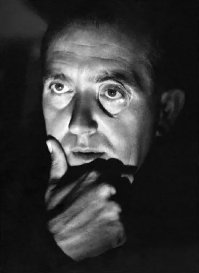 Dès 1919 il introduit dans le cinéma une démarche artistique que le rendra maître des ténèbres. Laquelle ?