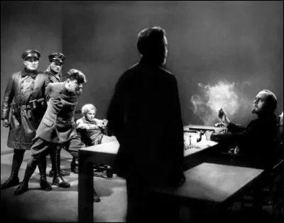 Son père avait poussé Fritz Lang à faire le même métier que lui. Cela influencera sa mise en scène. Quel était ce métier qu'il abandonna rapidement ?