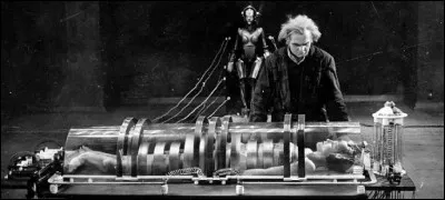 En 1926 il réalise un film d'anticipation qui est désormais classé au registre mondial de l'Unesco. Quel est le nom de ce chef d'uvre de science-fiction ?