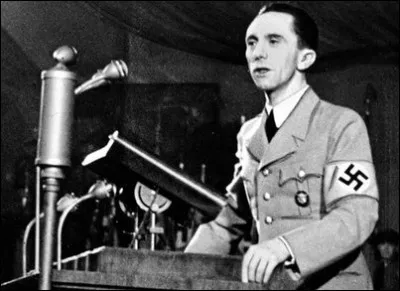 Fascinés par deux de ses films, Hitler et Goebbels lui auraient proposé de devenir le cinéaste officiel de la propagande nazie. Dans quel pays s'exile-t-il aussitôt en 1933 ?