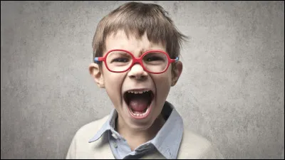 Quelqu'un triche sur toi à un examen. 
Tu