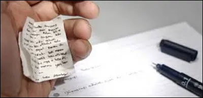 À l'école, votre amie pleure parce qu'un camarade a dit à la maîtresse qu'elle a triché.