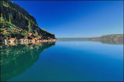 Le grand lac de l'Ours atteint___mètres de profondeur.