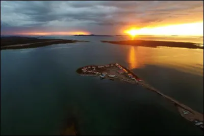 Le lac se déverse à travers la grande rivière de l'Ours pour atteindre :