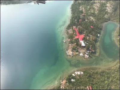 Ce lac possède aussi une largeur de plus de :