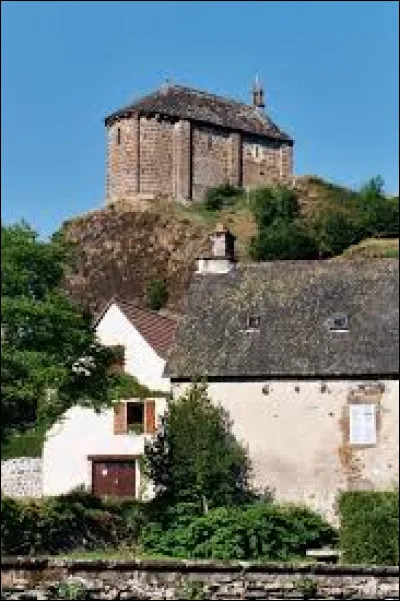 Nous terminons notre balade en Auvergne-Rhône-Alpes avec cette vue de la chapelle Notre-Dame-du-Château de Saignes. Village de l'arrondissement de Mauriac, il se situe dans le département ...