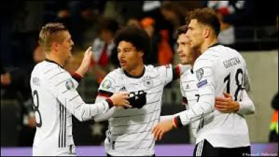 Quelle équipe de football est surnommée la Mannschaft ?