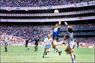 Qui a fait la main de Dieu ?