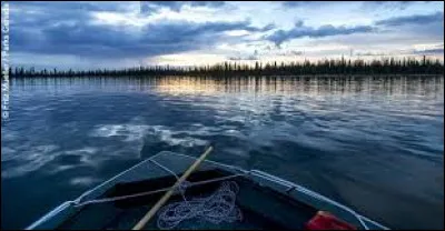 Où est situé le grand lac de l'Ours ?
