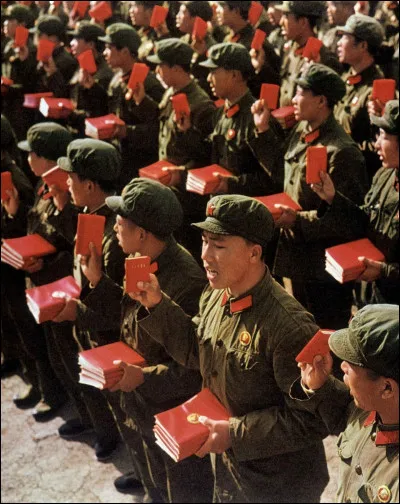 Comment s'appelle le livre que porte les soldats ?