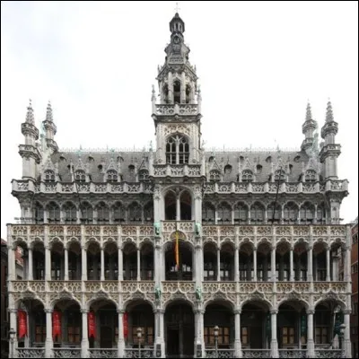 Sur quelle place se trouve la Maison du Roi, b&acirc;timent gothique qui abrite aujourd'hui un mus&eacute;e ?