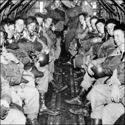 Quel v&ecirc;tement aurait &eacute;t&eacute; cr&eacute;&eacute; pour une &eacute;quipe de football am&eacute;ricain universitaire dans les ann&eacute;es 1930 et a &eacute;t&eacute; popularis&eacute; en Europe par les GI de la Seconde Guerre mondiale ?