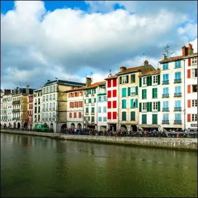 Dans quel territoire traditionnel se trouve la ville de Bayonne ?