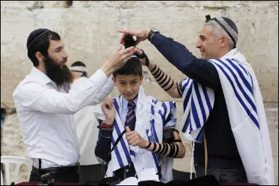 Quelle expression désigne la cérémonie facultative célébrant le passage de majorité religieuse acquis par les jeunes garçons juifs, à 13 ans ?