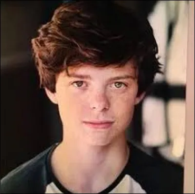 Comment s'appelle le deuxième jumeau sur la photo ?