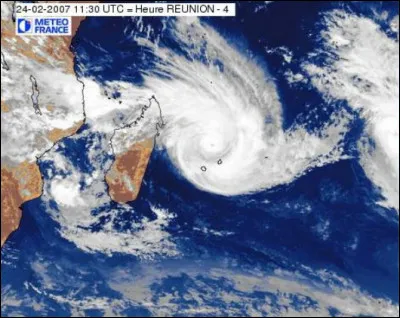 Quand un cyclone ou une tempête s'éloigne de l'île, il reste cependant quelques dangers, comme par exemple : les radiers en crue, des routes coupées ou encore la présence d'arbres couchés sur les voies. Dans ce cas, quelle alerte est déclenchée ?