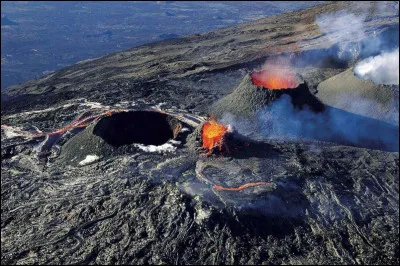 Revenons un court instant sur les risques naturels. Le Piton de la Fournaise est l'un des volcans les plus actifs au monde ! Chaque année, il offre un beau spectacle aux Réunionnais et aux touristes. Combien de niveaux d'alertes possède ce risque ?