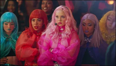 Comment s'appelle la pire ennemie de Julie ?