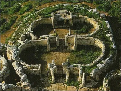 Dans quelle région de Méditerranée se trouve le site mégalithique exceptionnel de Skorba datant du IVe et du IIIe millénaire avant notre ère ?