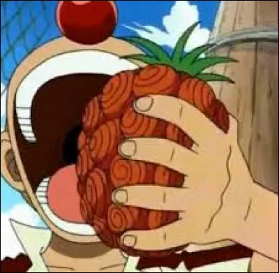 Vous voyez sur l'image Baggy le Clown plus jeune en train d'avaler ce fruit du Démon. Pour les connaisseurs, vous saurez que le fruit qu'il mange sur l'image n'est pas le vrai, juste une imitation de son invention. Mais c'est sa copie conforme et c'est la meilleure image que j'ai trouvé. Vous m'en voyez navré. Comment s'appelle ce fruit ?