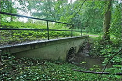 Comment appelle-t-on un conduit rigide de gros calibre servant à l'écoulement d'un fluide ?