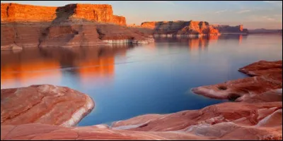 Quel est ce spectaculaire lac artificiel formé par le barrage de Glen Canyon et servant à alimenter en eau et en électricité une bonne partie du sud-ouest américain ?