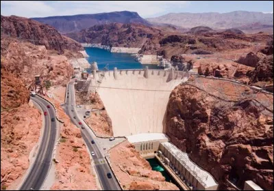 Cet impressionnant barrage hydroélectrique sur le Colorado se situe à proximité de Las Vegas. À quel Président américain doit-il son nom ?