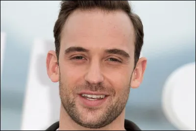 Il est Suisse, son premier grand succès est ''La Vérité sur l'affaire Harry Quebert''. Patronyme : ''Dicker''.