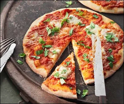 Quel type de pizza est généralement garnie de tomates, mozzarella, basilic frais, sel et huile d'olive ?