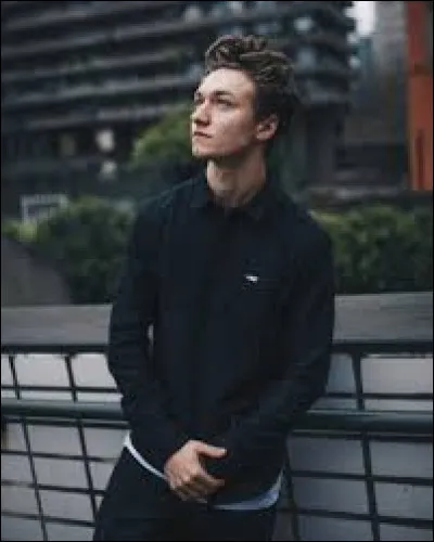 Quel est son deuxième boulot ?