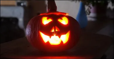 Indispensable pour Halloween, symbole de cette fête, je vais utiliser___ ___ pour décorer la table.